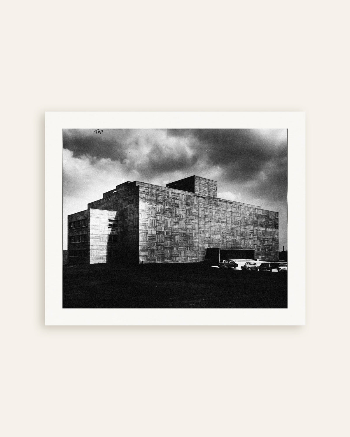 Plakat »Betonbygning under et uvejr«, miniature