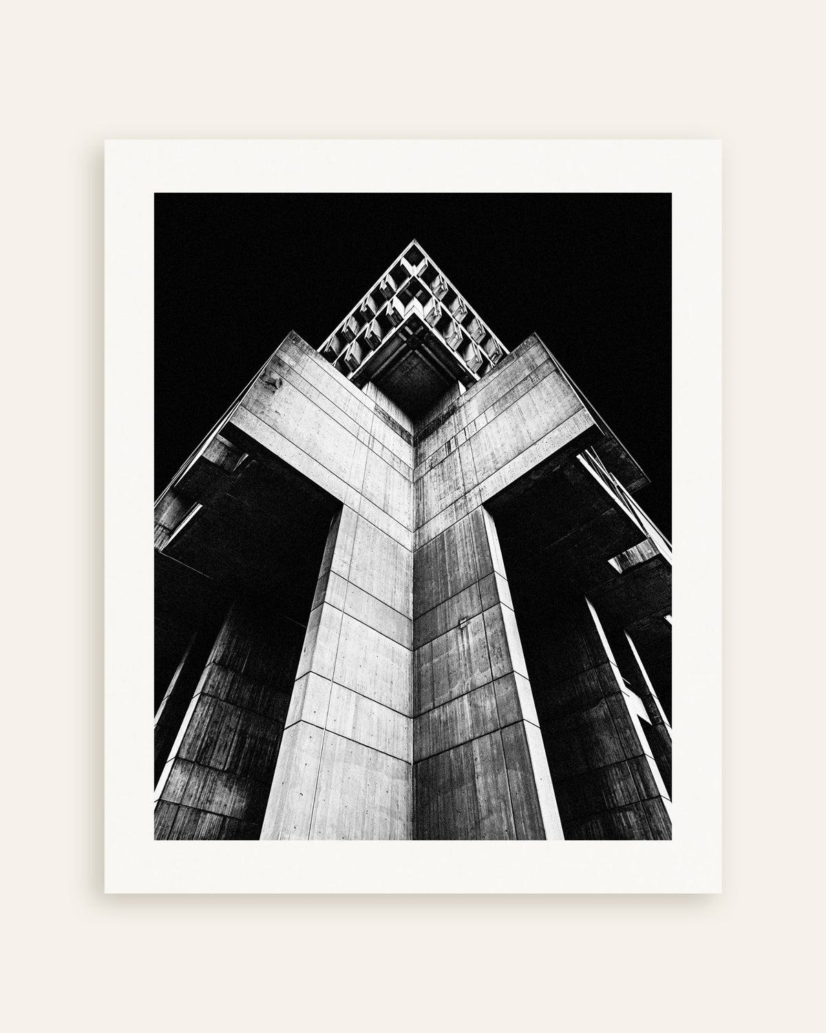 Plakat »Korsformet betontårn om natten«, miniature
