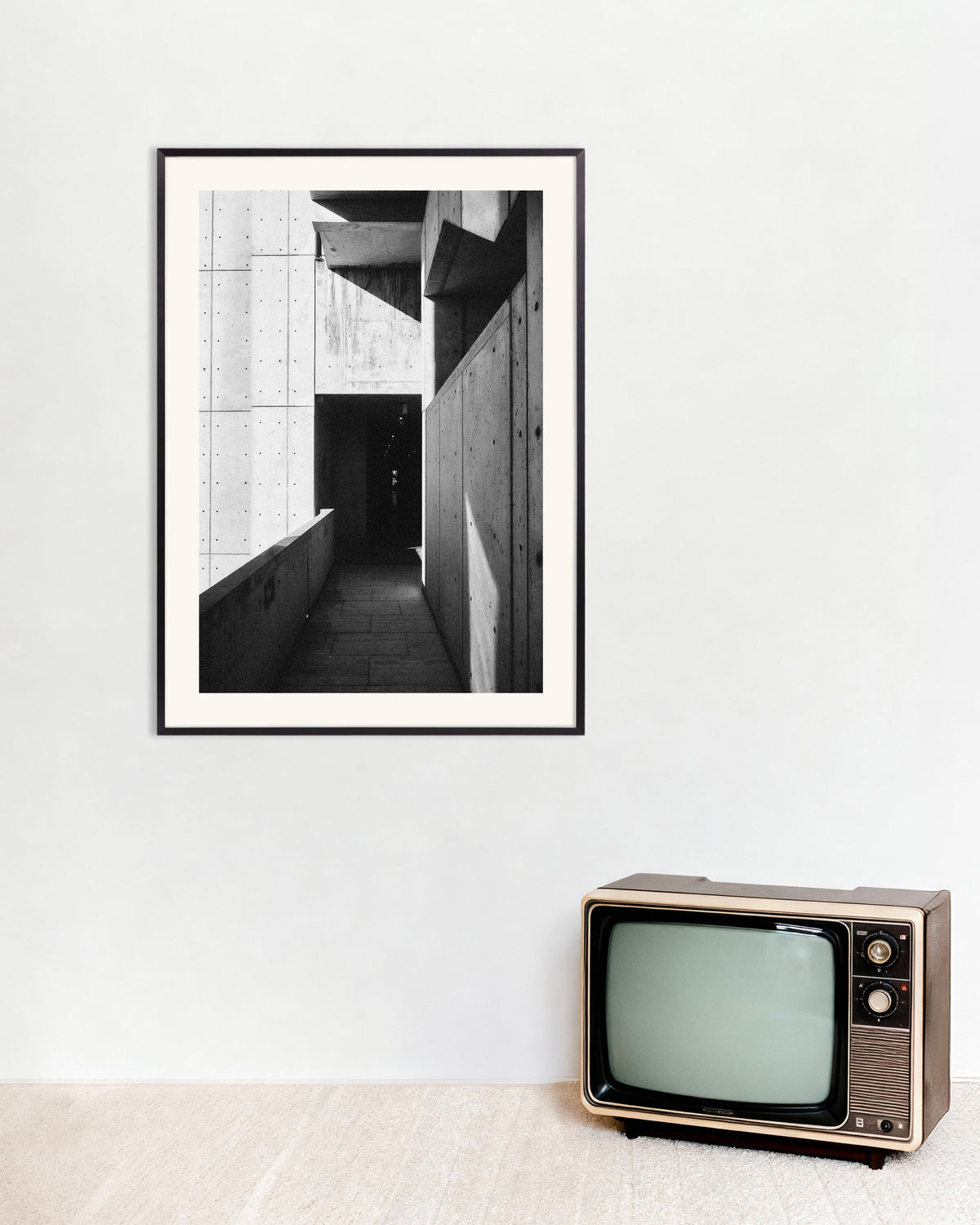 Plakat »Betonpassage i sol og skygge« med metalramme