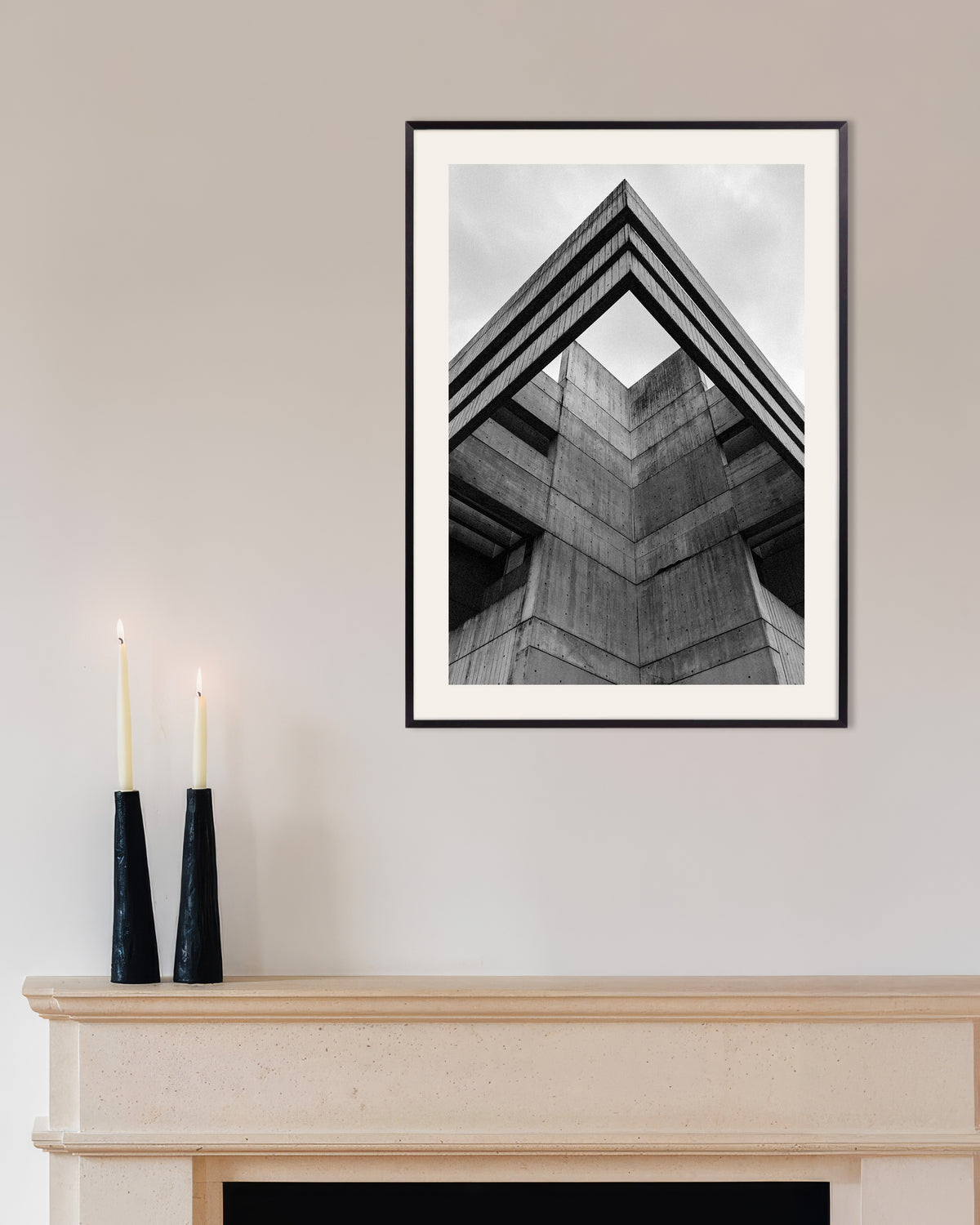 Plakat »Betontaglinje set nedefra« med metalramme