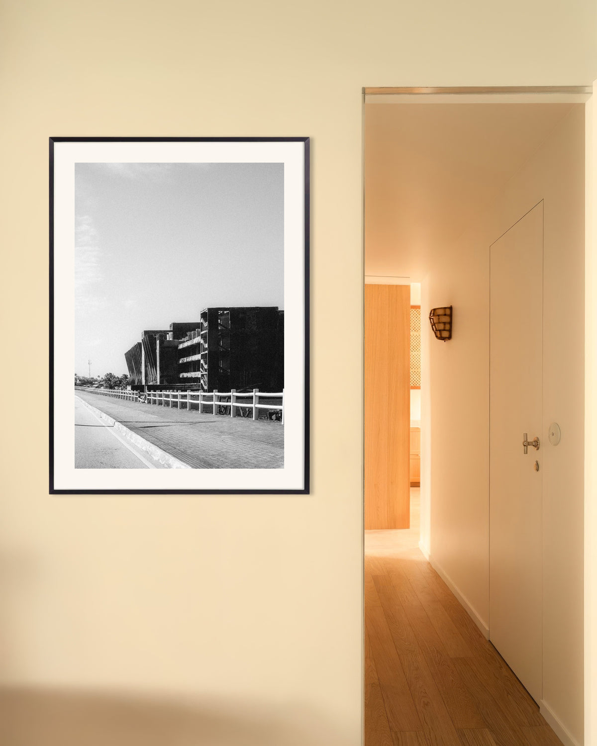 Plakat »Betonruin ved vejen« med metalramme