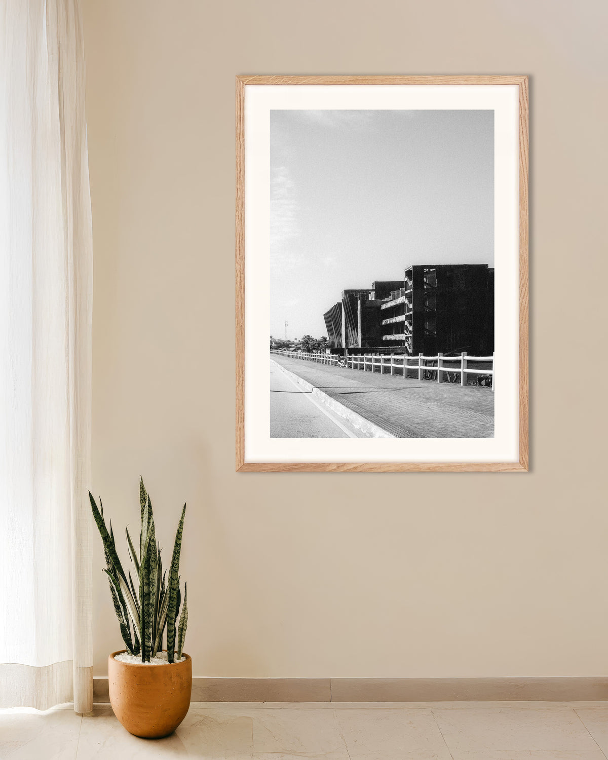 Plakat »Betonruin ved vejen« med ramme i naturtræ