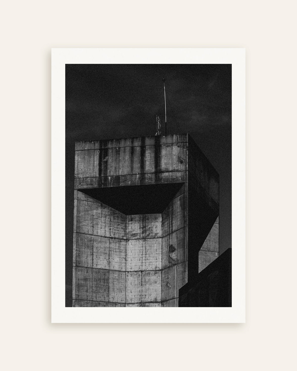 Plakat »Toppen af et betontårn om natten«, miniature