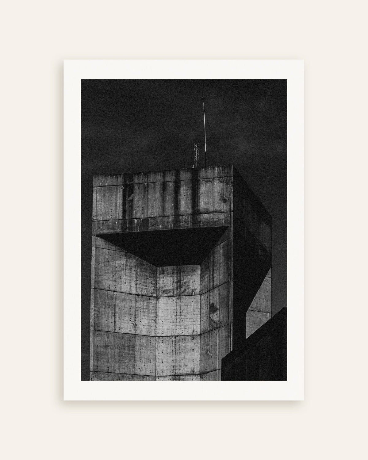 Plakat »Toppen af et betontårn om natten«, miniature