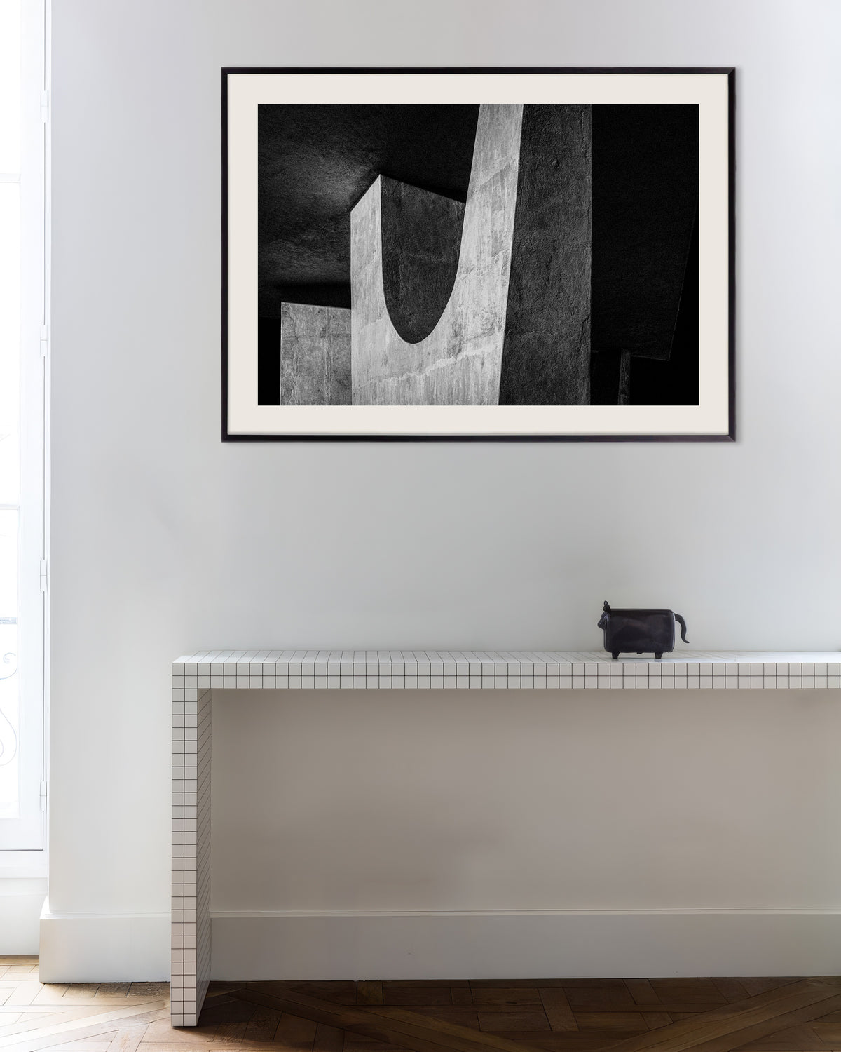 Plakat »Beton-U i skyggerne« med metalramme