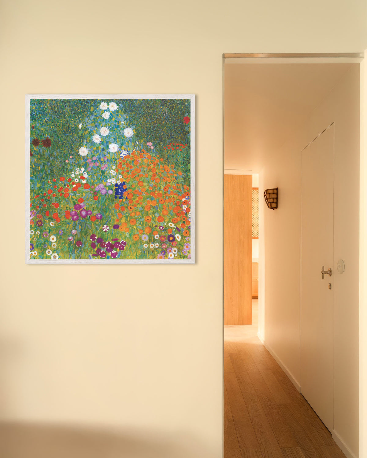 Plakat Bondehave (1905–1907) af Gustav Klimt med hvid træramme