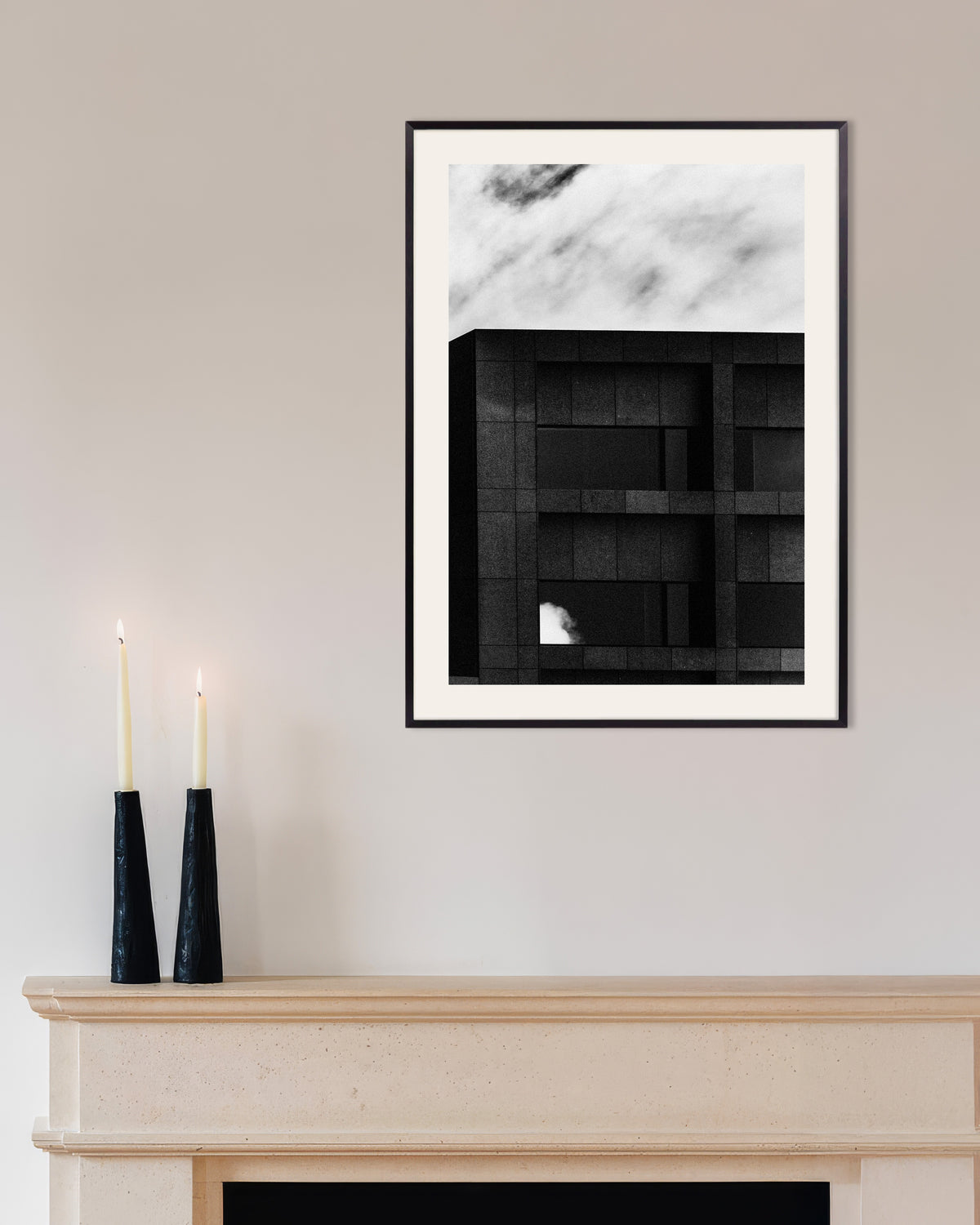 Plakat »Mørk facade og forbipasserende sky« med metalramme