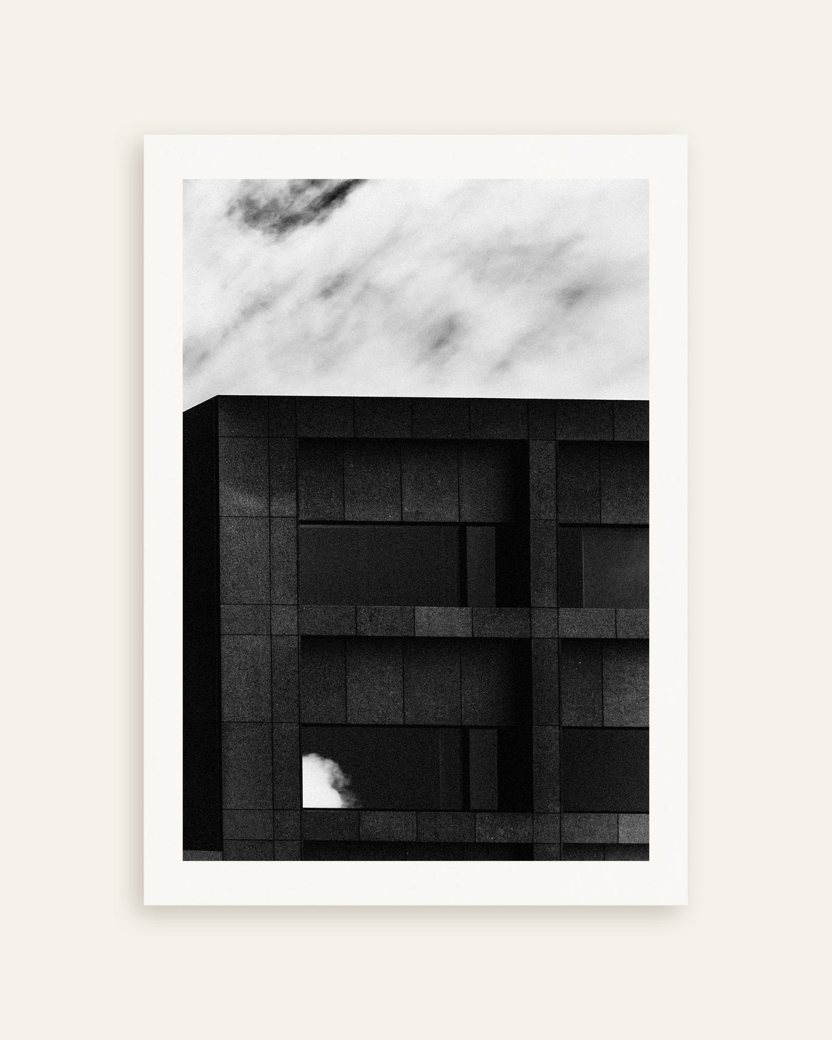 Plakat »Mørk facade og forbipasserende sky«, miniature