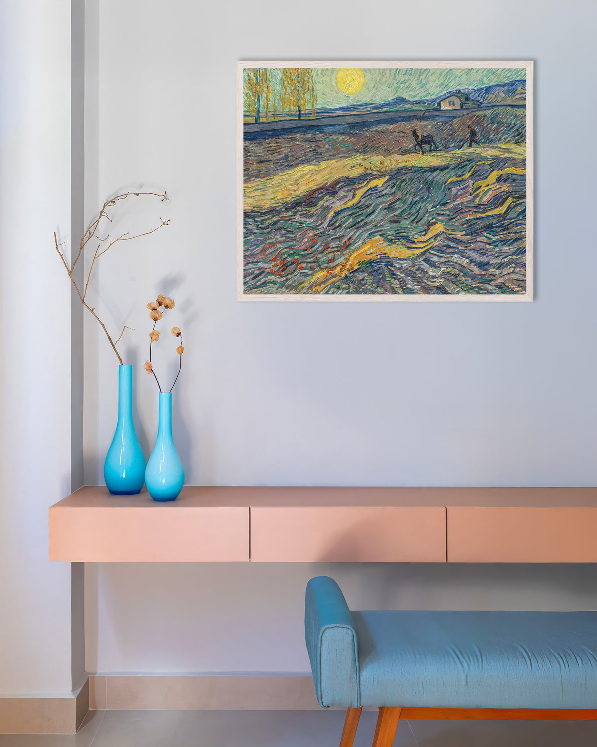 Poster med Indhegnet mark med plovmand (1889) af Vincent van Gogh, med hvid træramme
