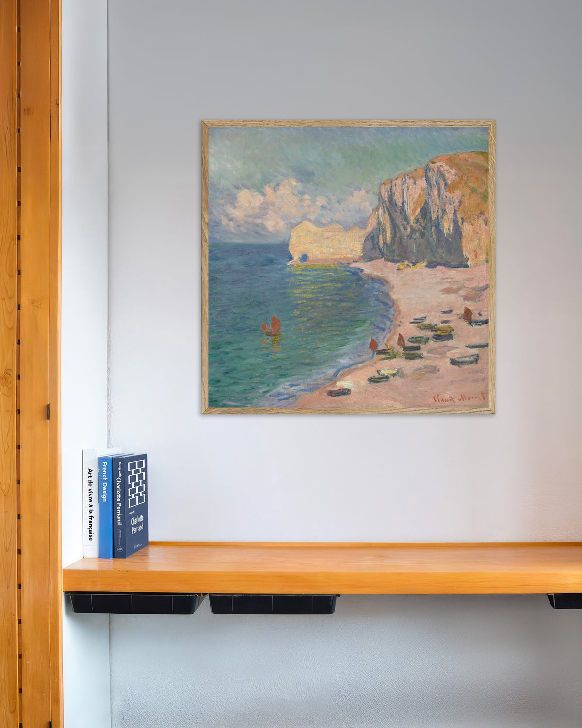 Plakat Étretat, stranden og Falaise d'Amont (1885) af Claude Monet med ramme i naturtræ