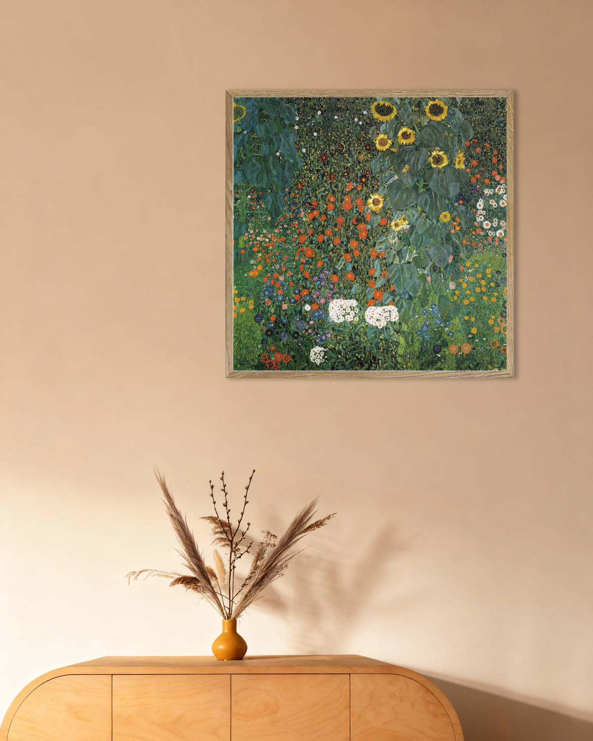 Plakat Bondehave med solsikker (1907) af Gustav Klimt med ramme i naturtræ