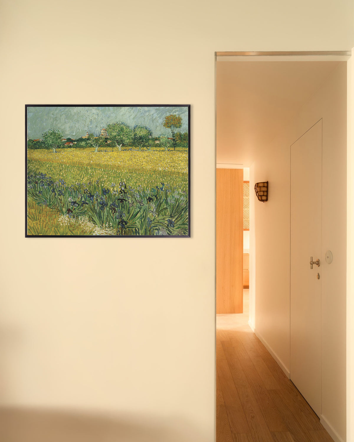 Poster med Mark med irisblomster nær Arles (1888) af Vincent van Gogh, med metalramme