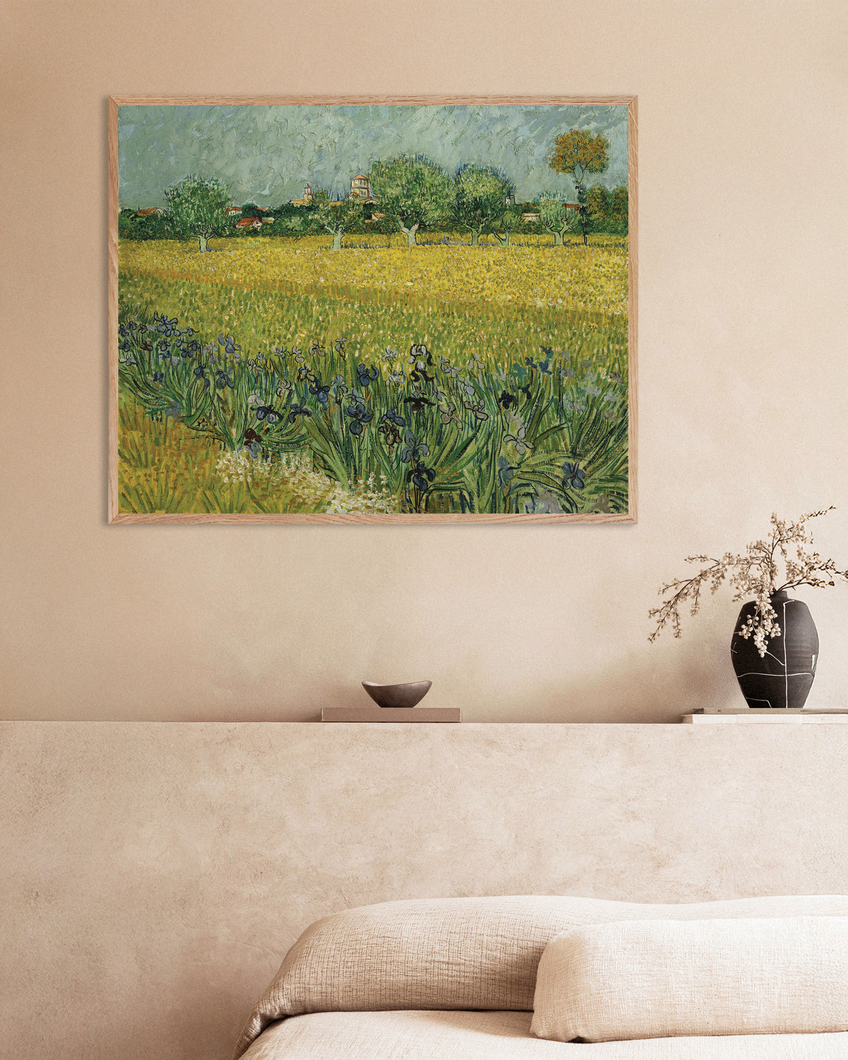 Poster med Mark med irisblomster nær Arles (1888) af Vincent van Gogh, med ramme af naturtræ
