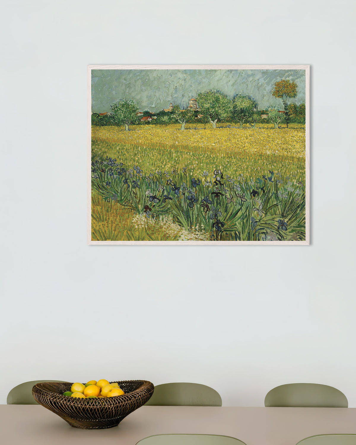 Poster med Mark med irisblomster nær Arles (1888) af Vincent van Gogh, med hvid træramme