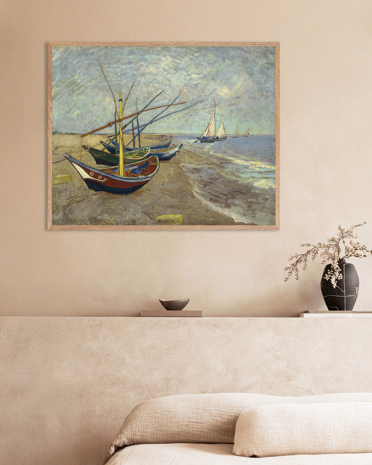 Plakat med Fiskerbåde på stranden ved Les Saintes-Maries-de-la-Mer (1888) af Vincent van Gogh, med ramme af naturtræ