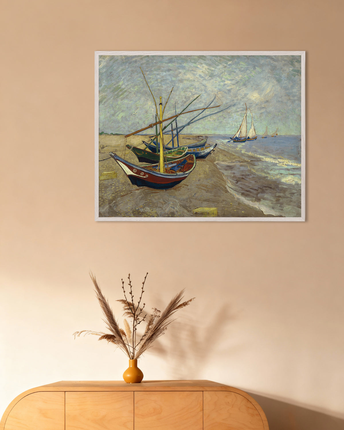 Plakat med Fiskerbåde på stranden ved Les Saintes-Maries-de-la-Mer (1888) af Vincent van Gogh, med hvid træramme