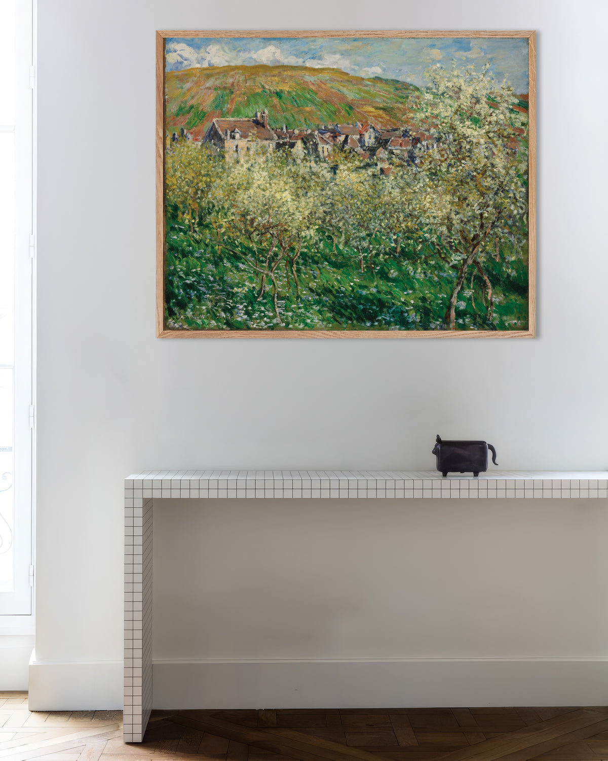 Plakat Blomstrende blommetræer (1879) af Claude Monet med ramme i naturtræ