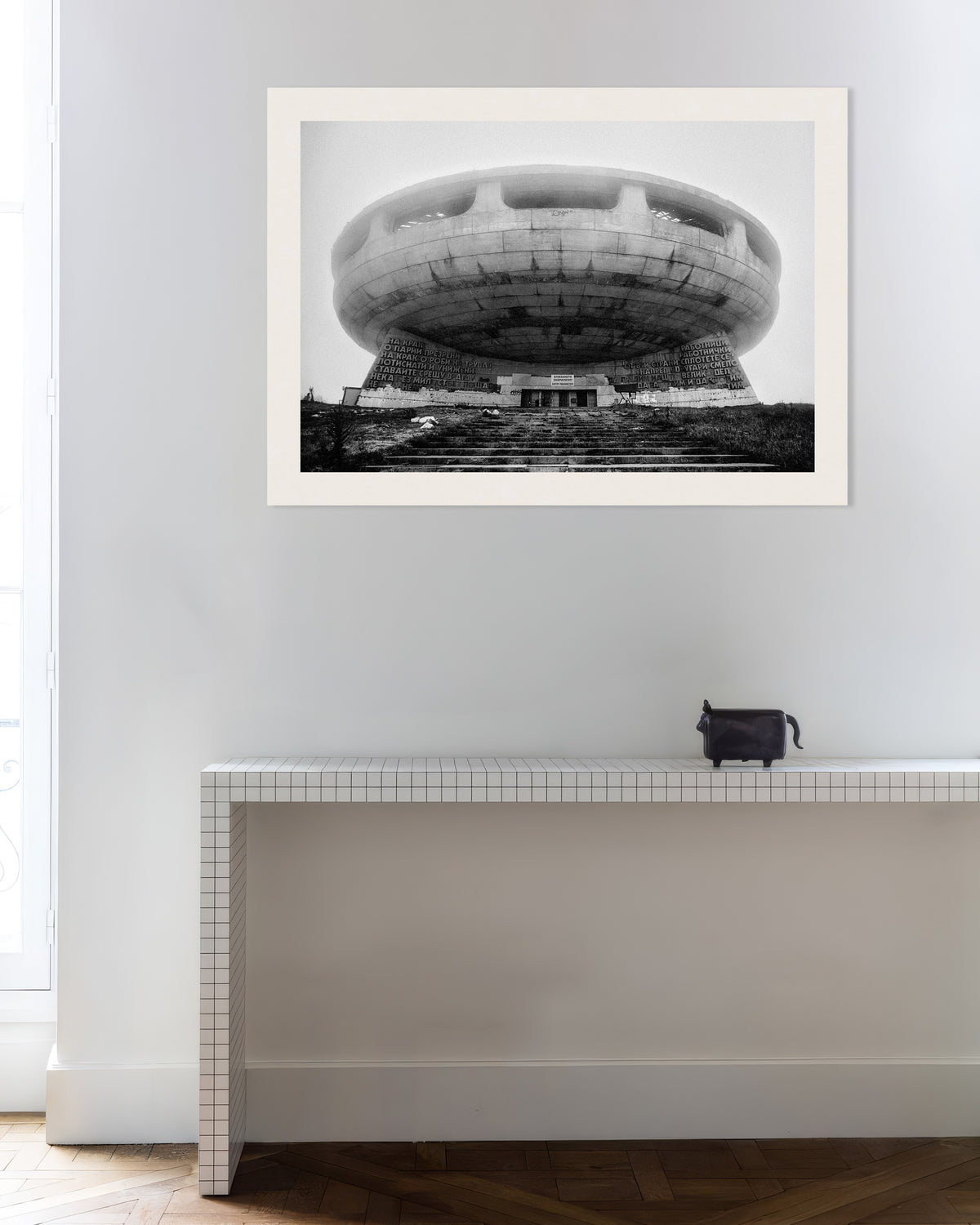 Plakat »Flyvende tallerken-monument i tågen«