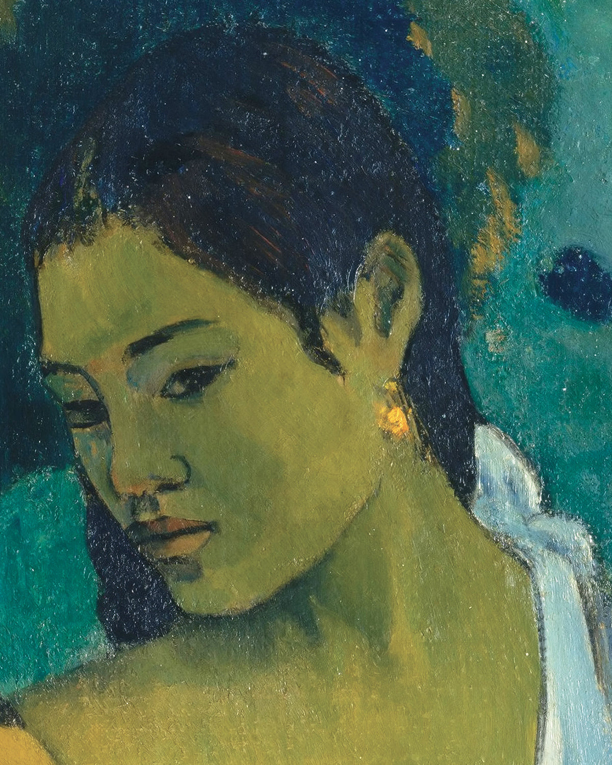Et nærbillede af Paul Gauguins malede portræt af en kvinde med mørkt hår, lysegrøn hud og hvidt tøj på en turkisblå og blå baggrund.
