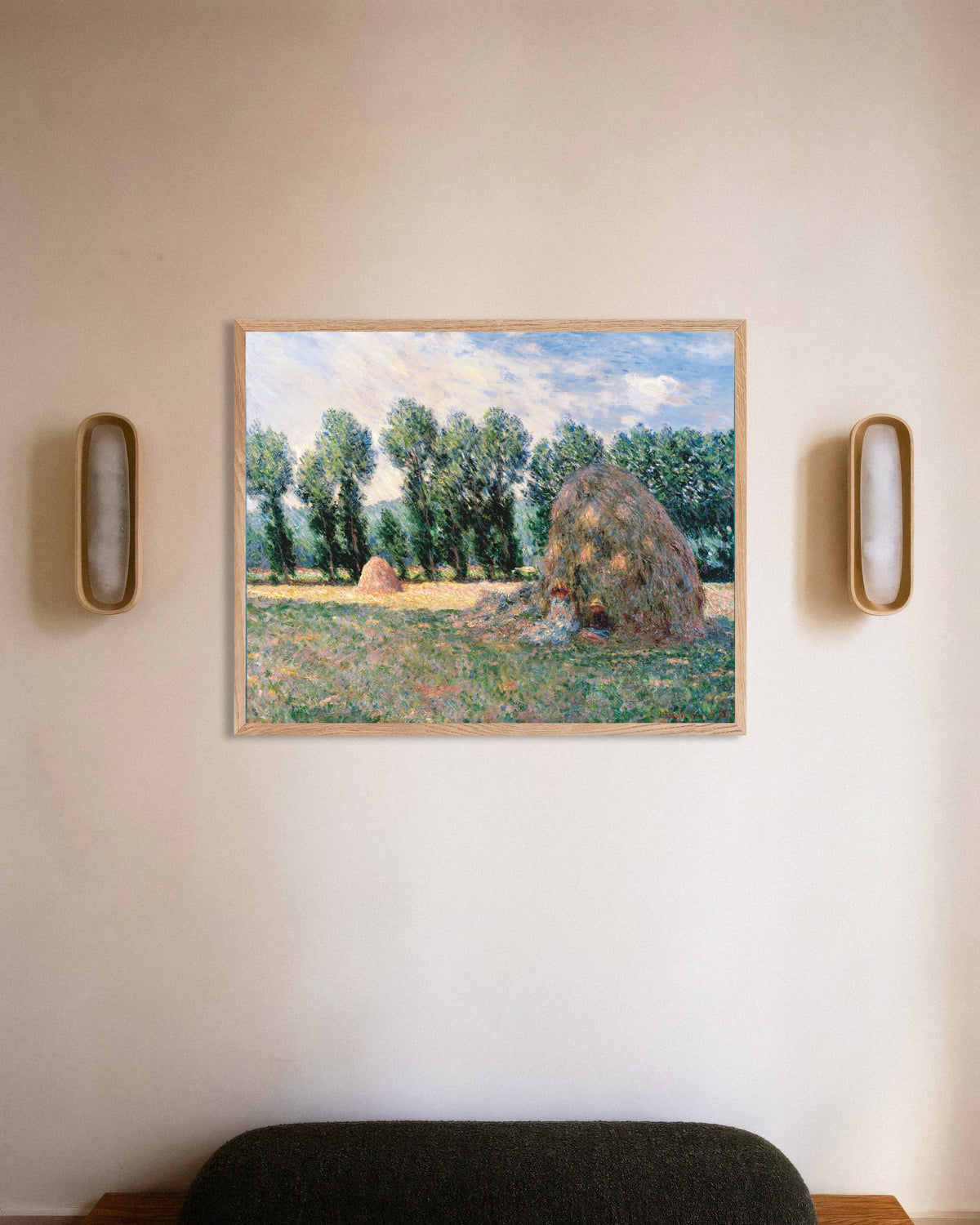 Plakat Høstakke (1885) af Claude Monet med ramme i naturtræ