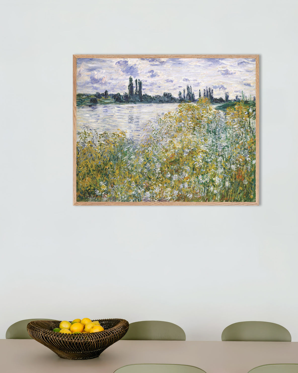 Plakat Blomsterøen ved Vétheuil (1880) af Claude Monet med ramme i naturtræ