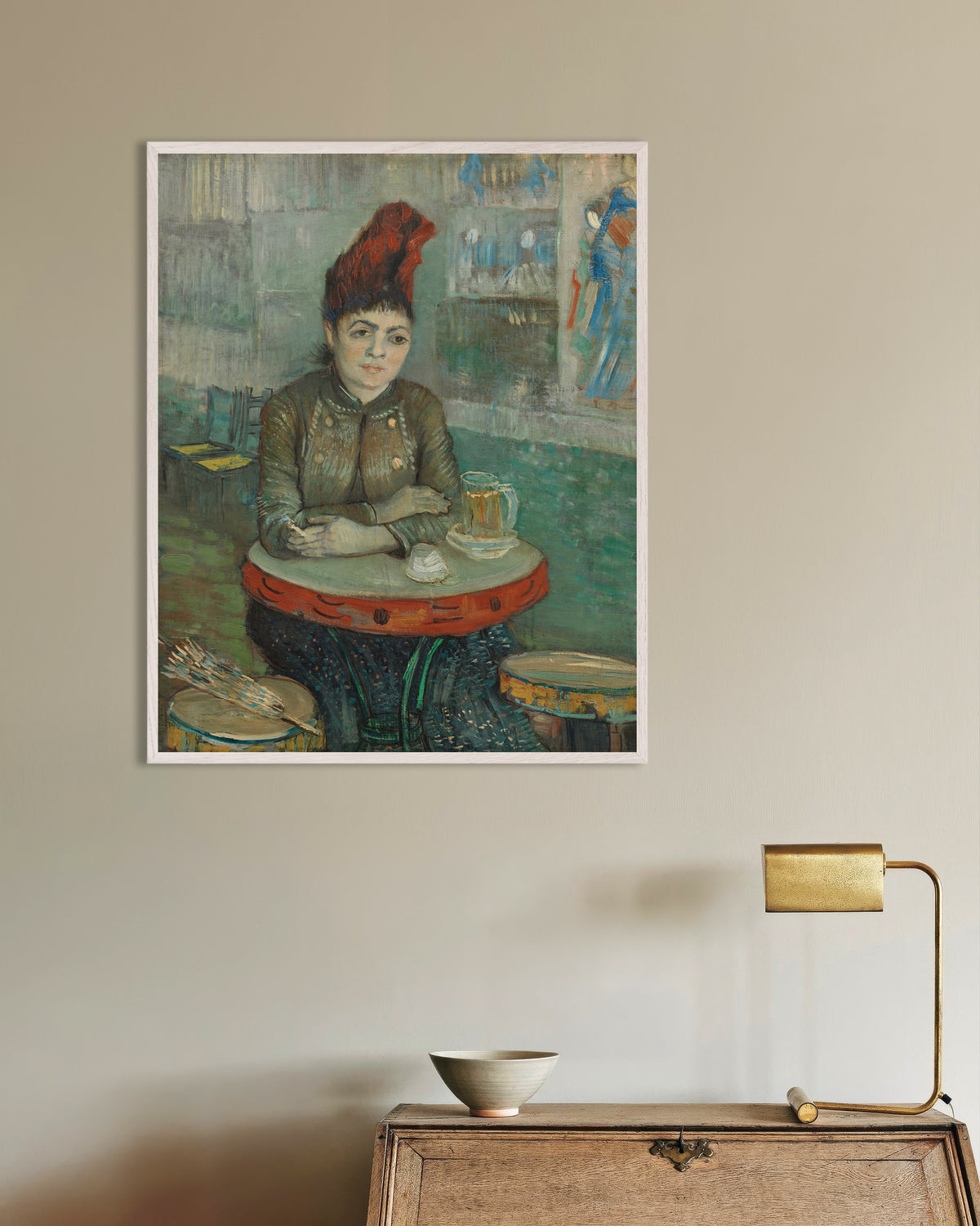 Poster af På caféen, Agostina Segatori i Le Tambourin (1887) af Vincent van Gogh med hvid træramme