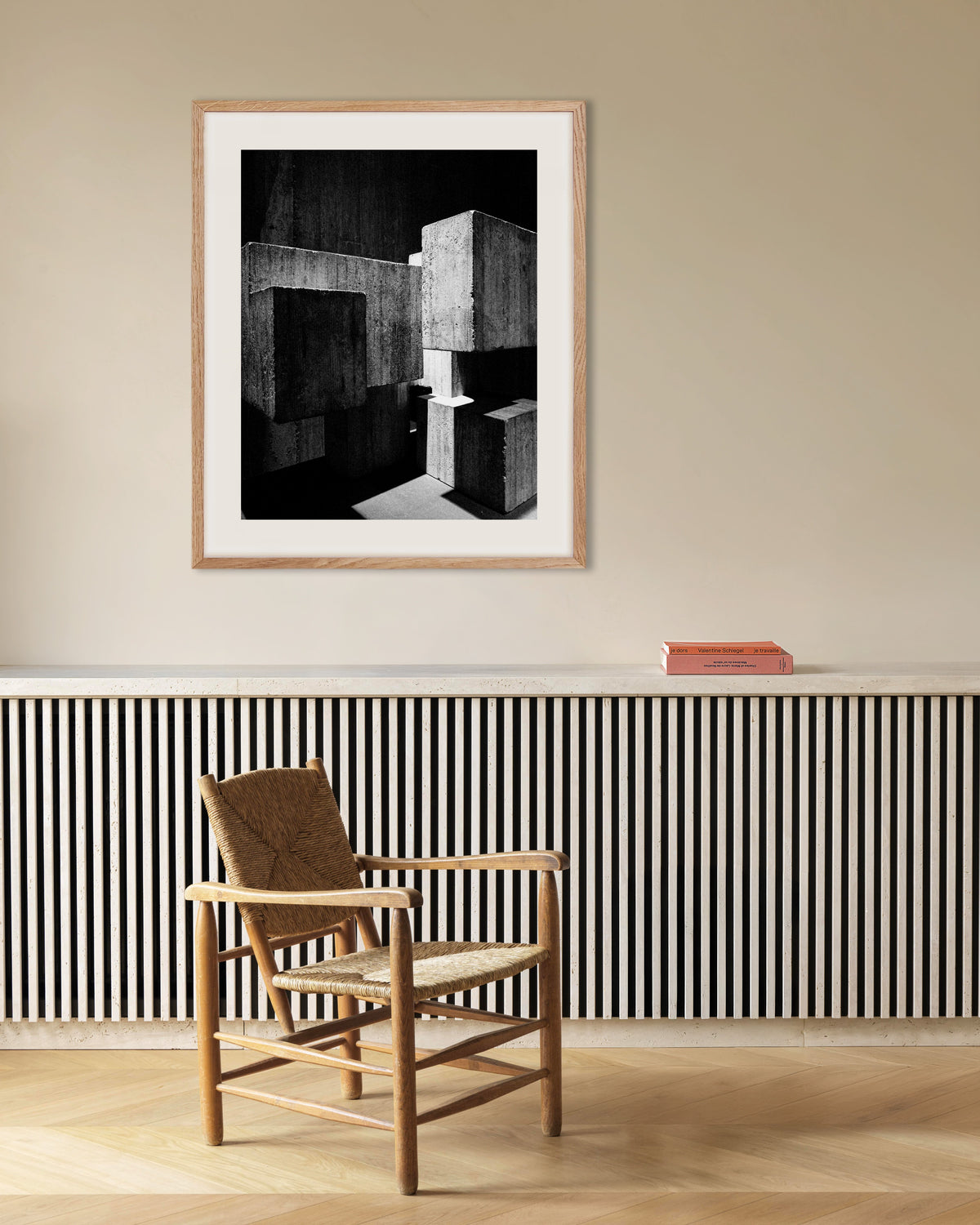 Plakat »Sammenflettede betonkuber« med ramme i naturtræ