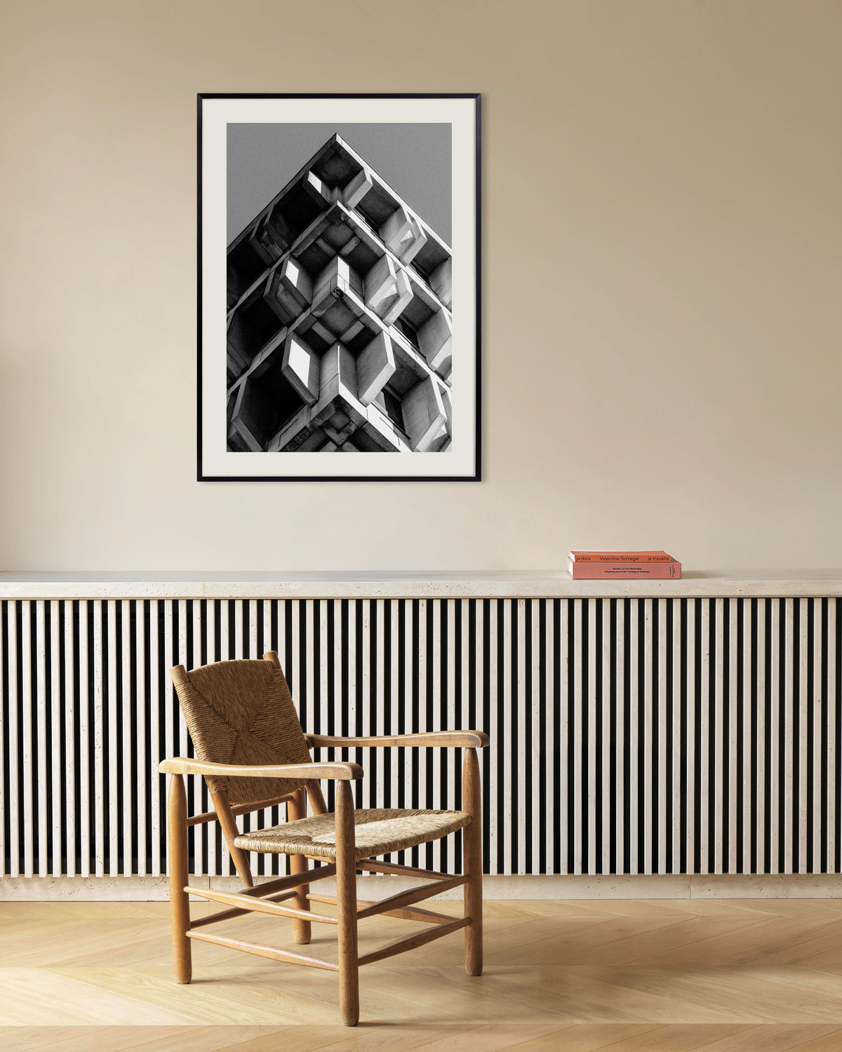 Plakat »Omvendt pyramide af betonklodser« med metalramme
