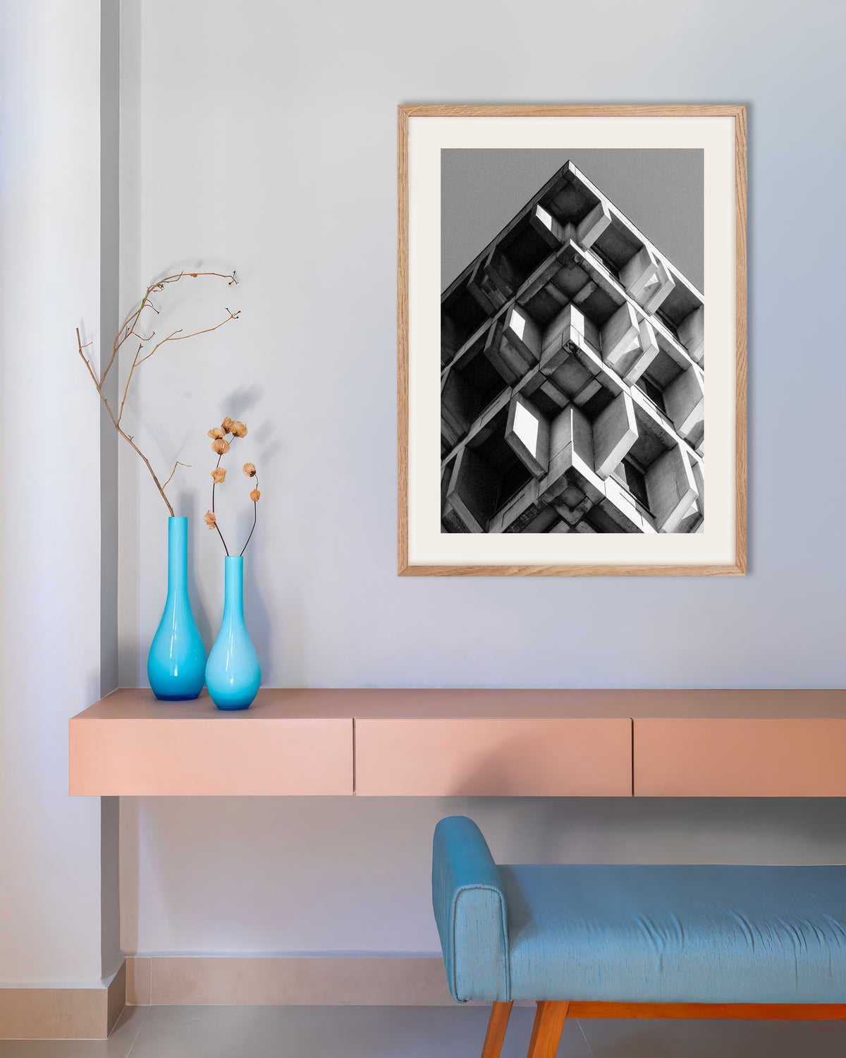 Plakat »Omvendt pyramide af betonklodser« med ramme i naturtræ
