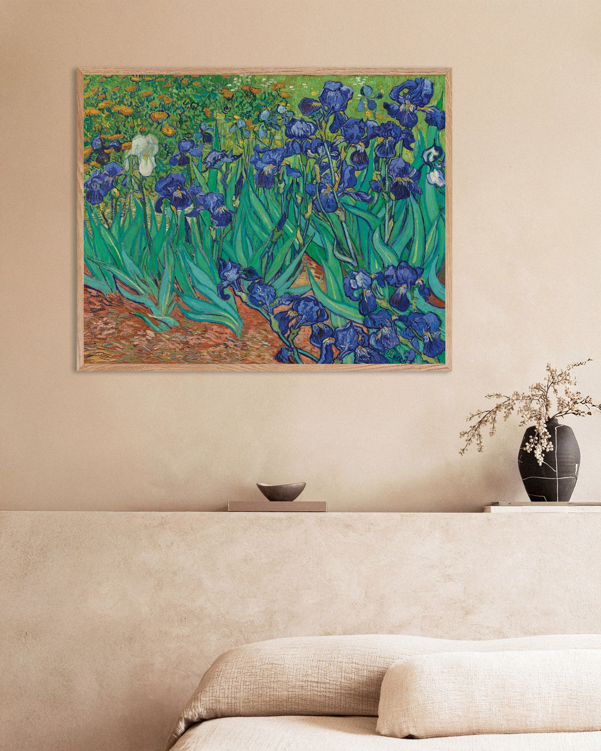 Poster med Iris (1889) af Vincent van Gogh, med ramme af naturtræ
