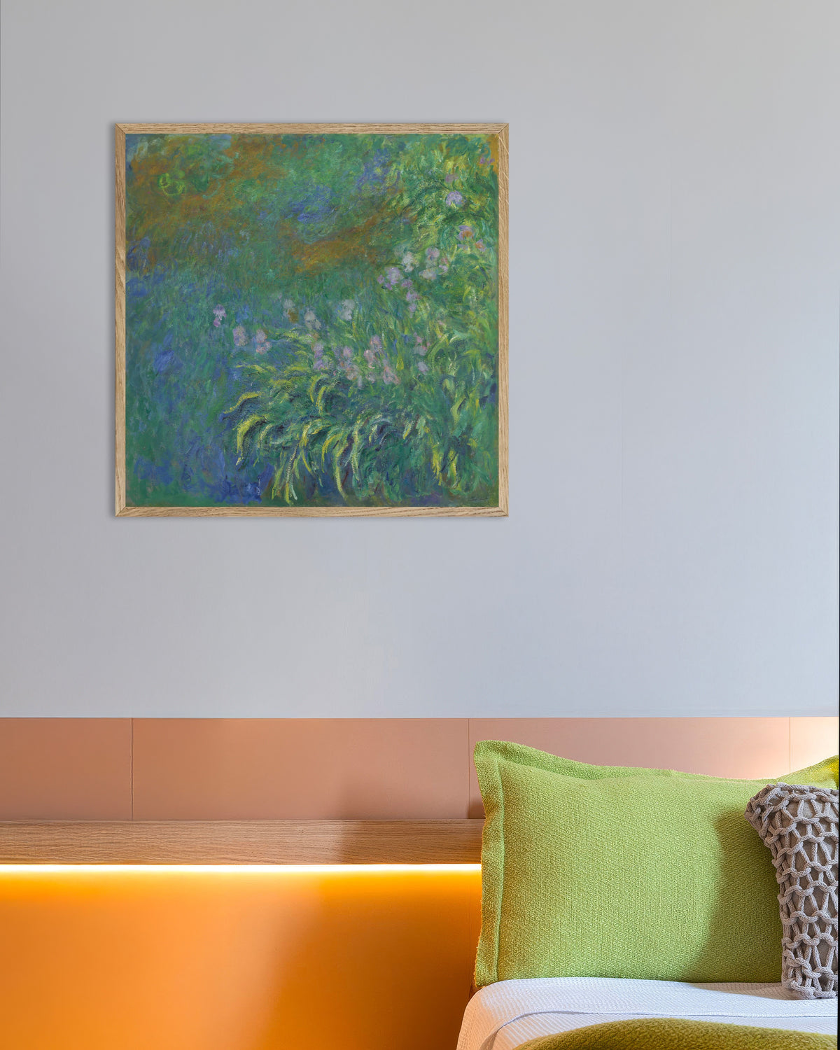 Plakat Iris (1914–1917) af Claude Monet med ramme i naturtræ