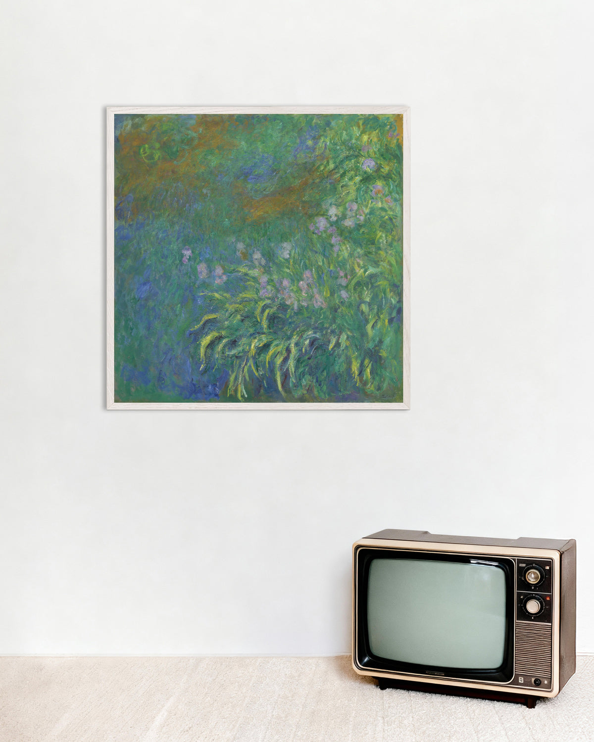 Plakat Iris (1914–1917) af Claude Monet med hvid træramme