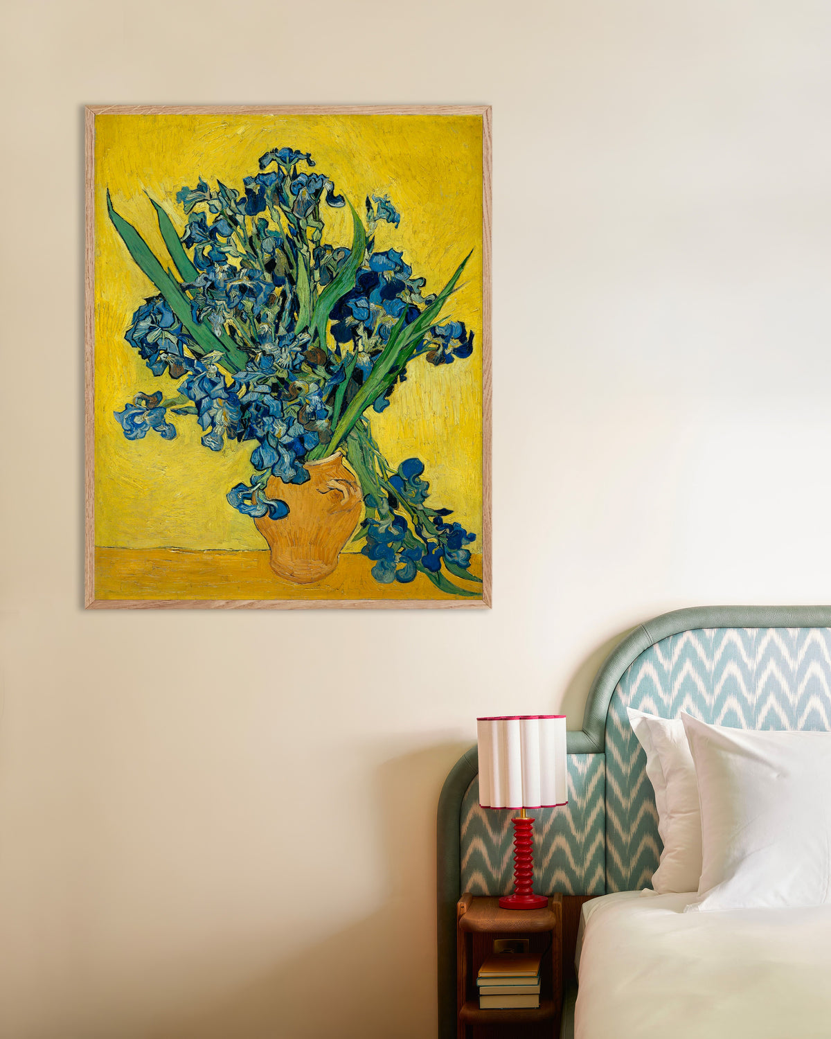 Poster med Iris i en vase (1890) af Vincent van Gogh, med ramme af naturtræ