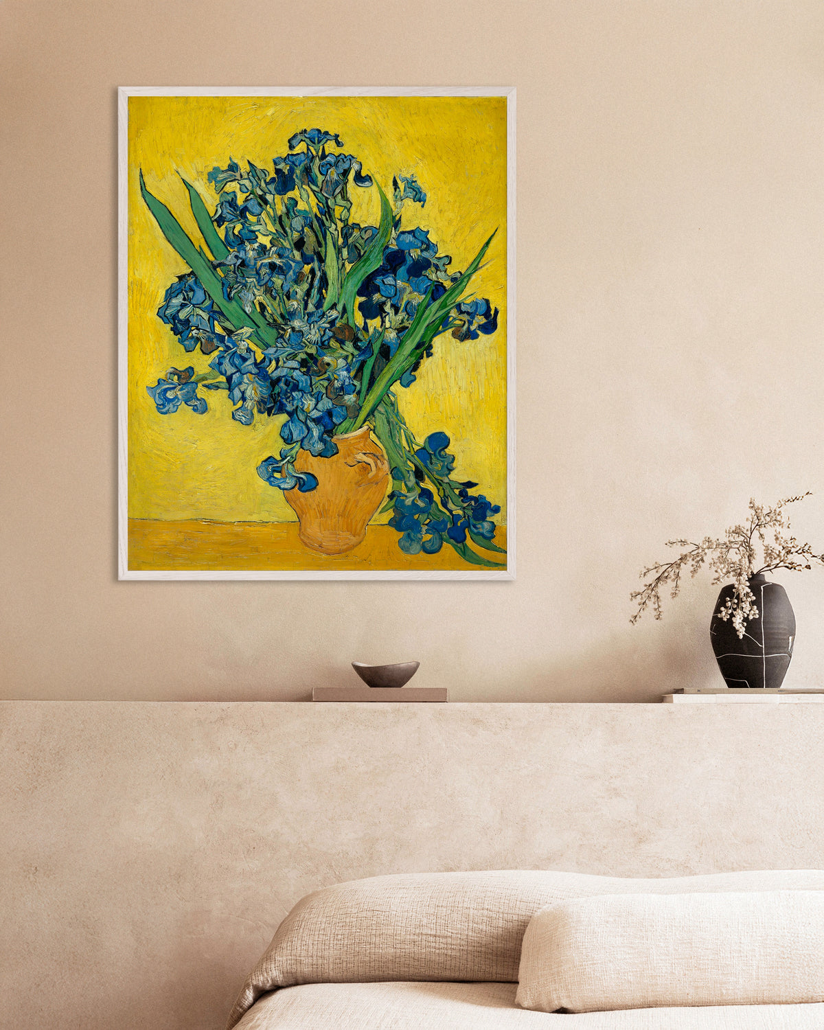 Poster med Iris i en vase (1890) af Vincent van Gogh, med hvid træramme