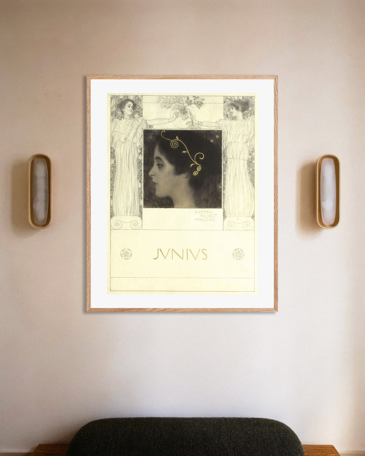 Plakat Junius (1896) af Gustav Klimt med ramme i naturtræ