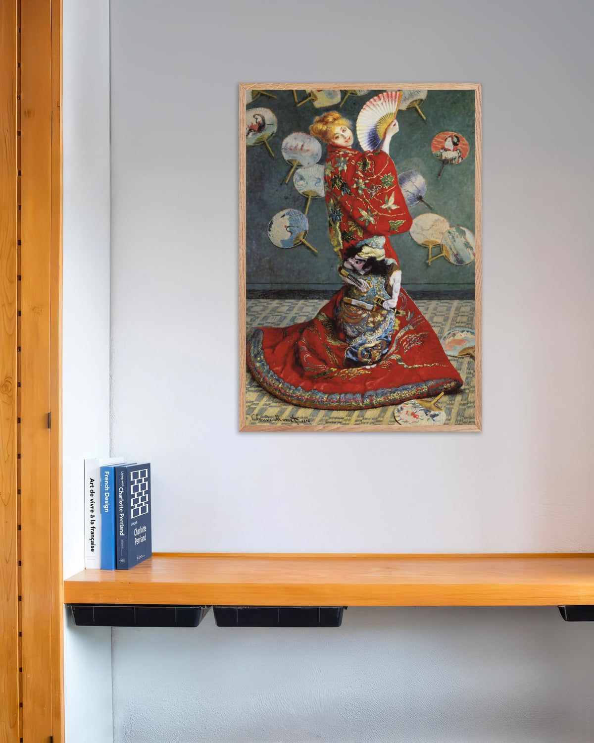 Plakat La Japonaise, Camille Monet i japansk dragt (1876) af Claude Monet med ramme i naturtræ