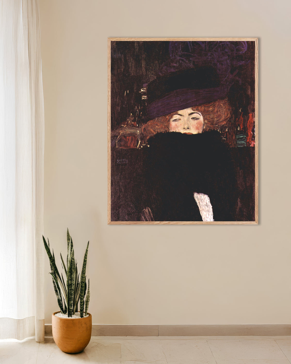 Poster af Dame med hat og fjerboa (1909) af Gustav Klimt med naturfarvet træramme