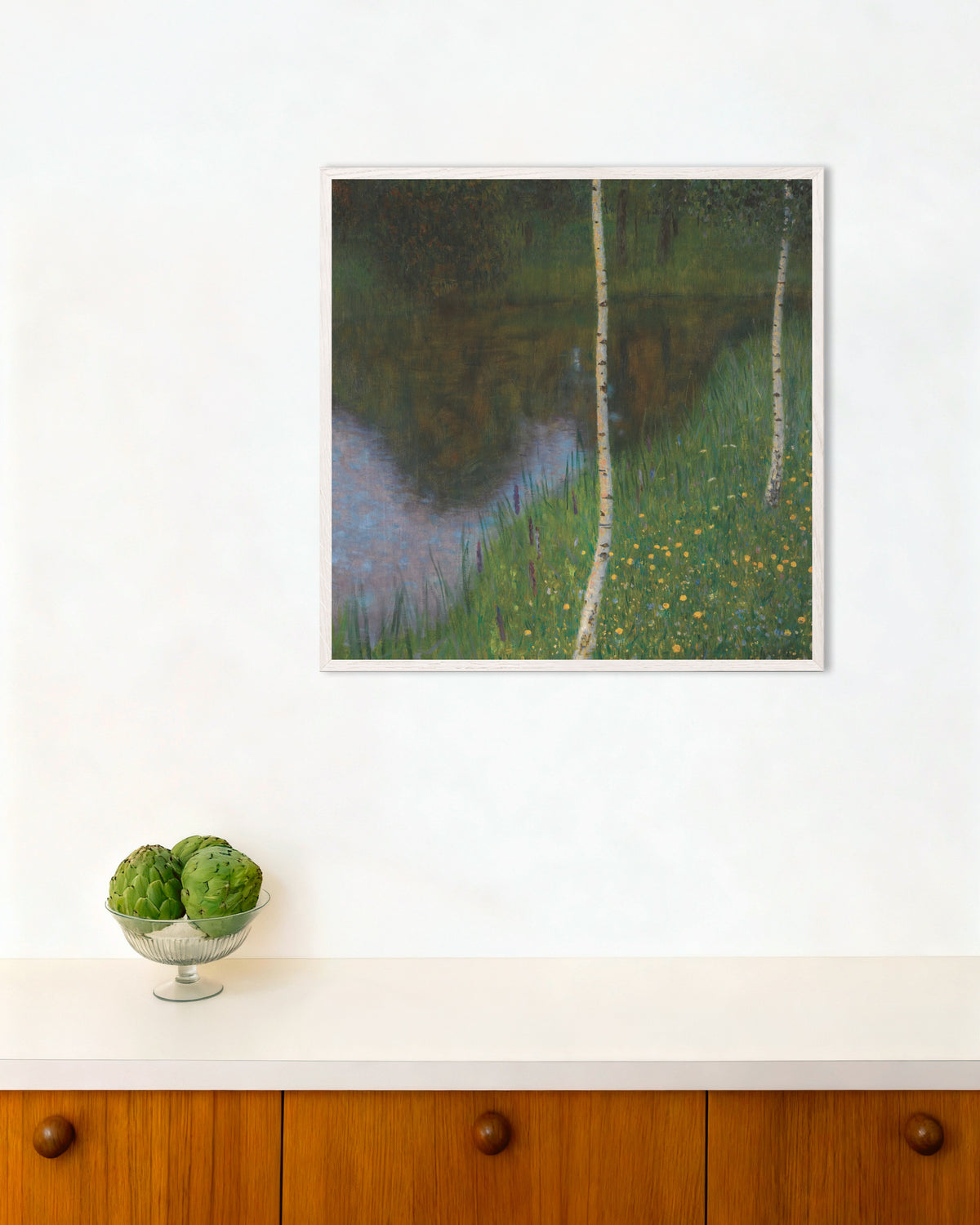 Plakat Søbred med birke (ca. 1901) af Gustav Klimt med hvid træramme