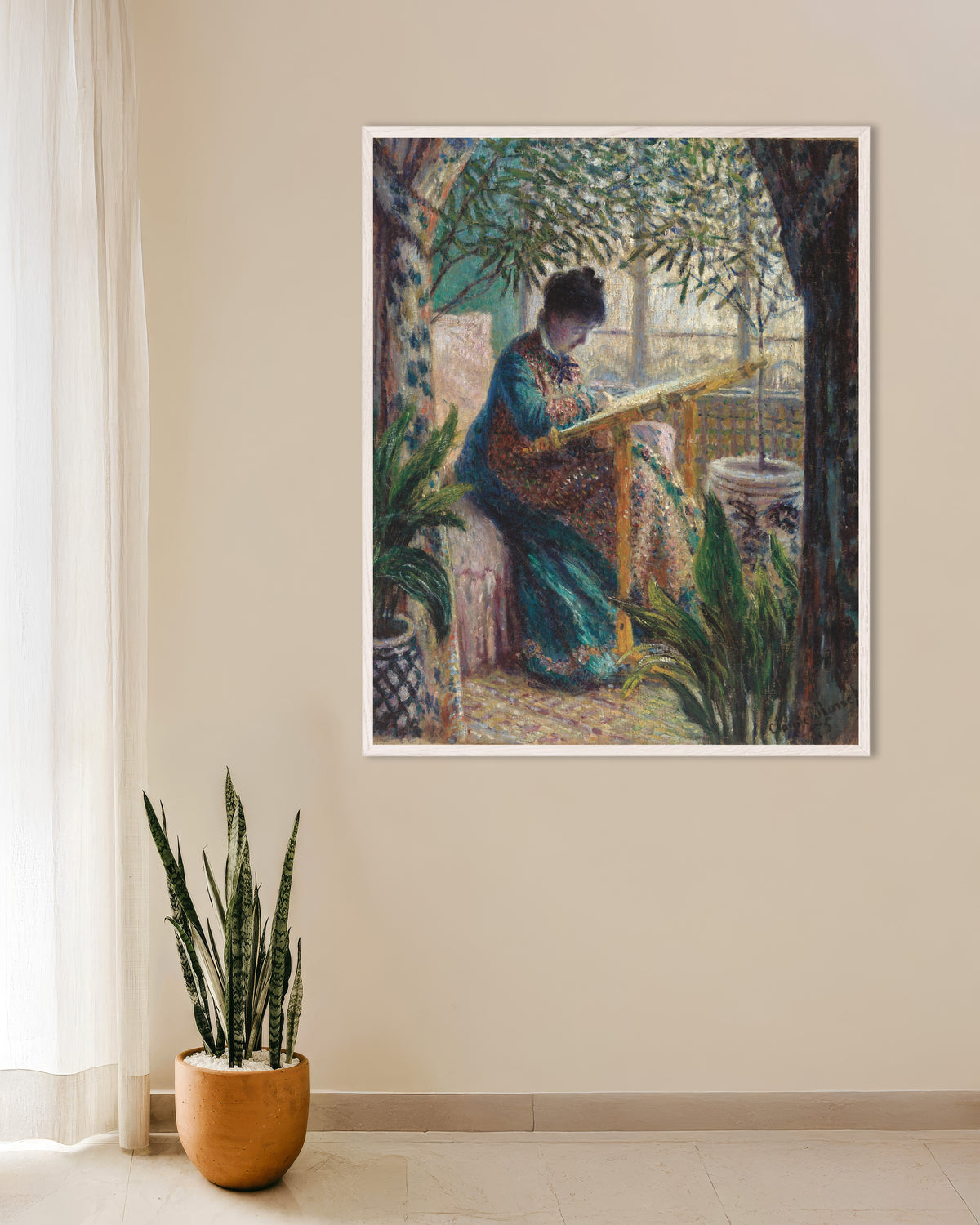 Plakat Madame Monet broderer (1875) af Claude Monet med hvid træramme