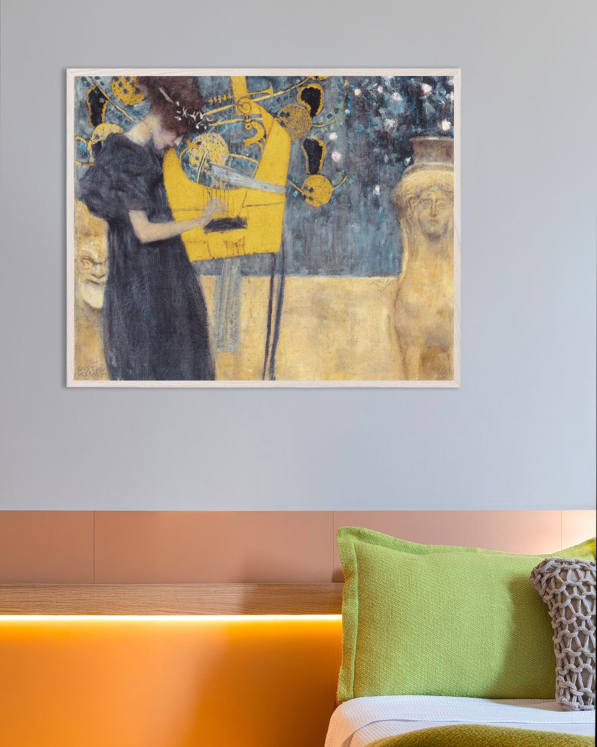 Plakat Musikken I (1895) af Gustav Klimt med hvid træramme