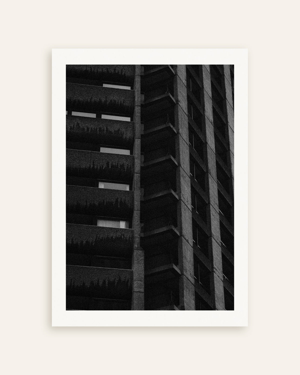 Plakat »Natlig facade med hængende planter«, miniature