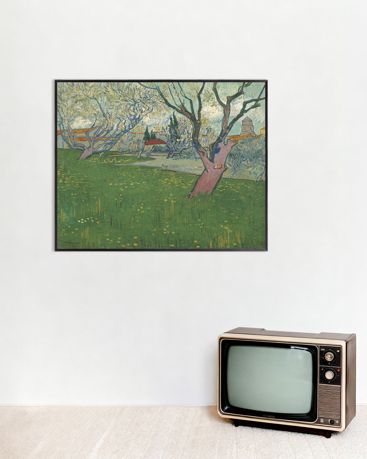 Poster med Frugthave i blomst med udsigt over Arles (1889) af Vincent van Gogh, med metalramme