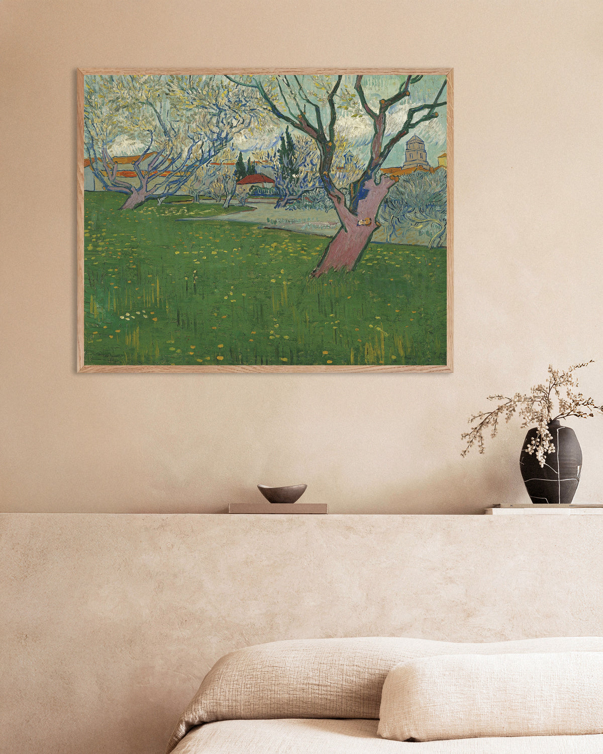 Poster med Frugthave i blomst med udsigt over Arles (1889) af Vincent van Gogh, med ramme af naturtræ