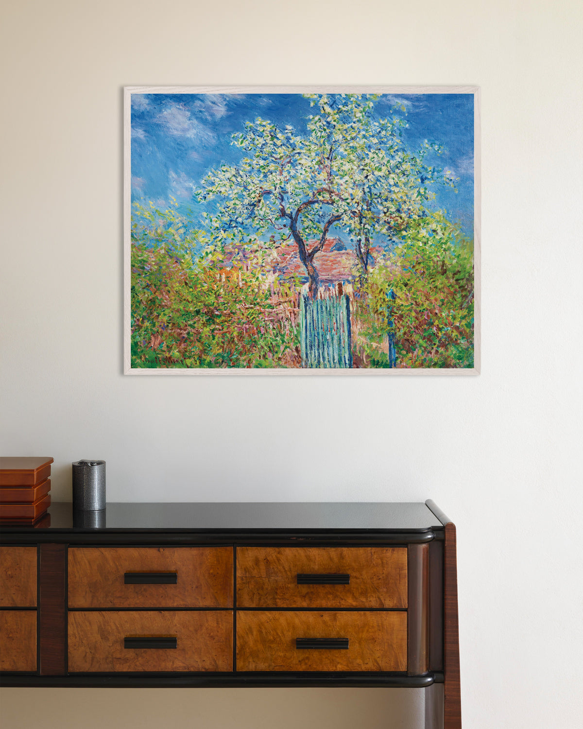 Plakat Pæretræ i blomst (1885) af Claude Monet med hvid træramme