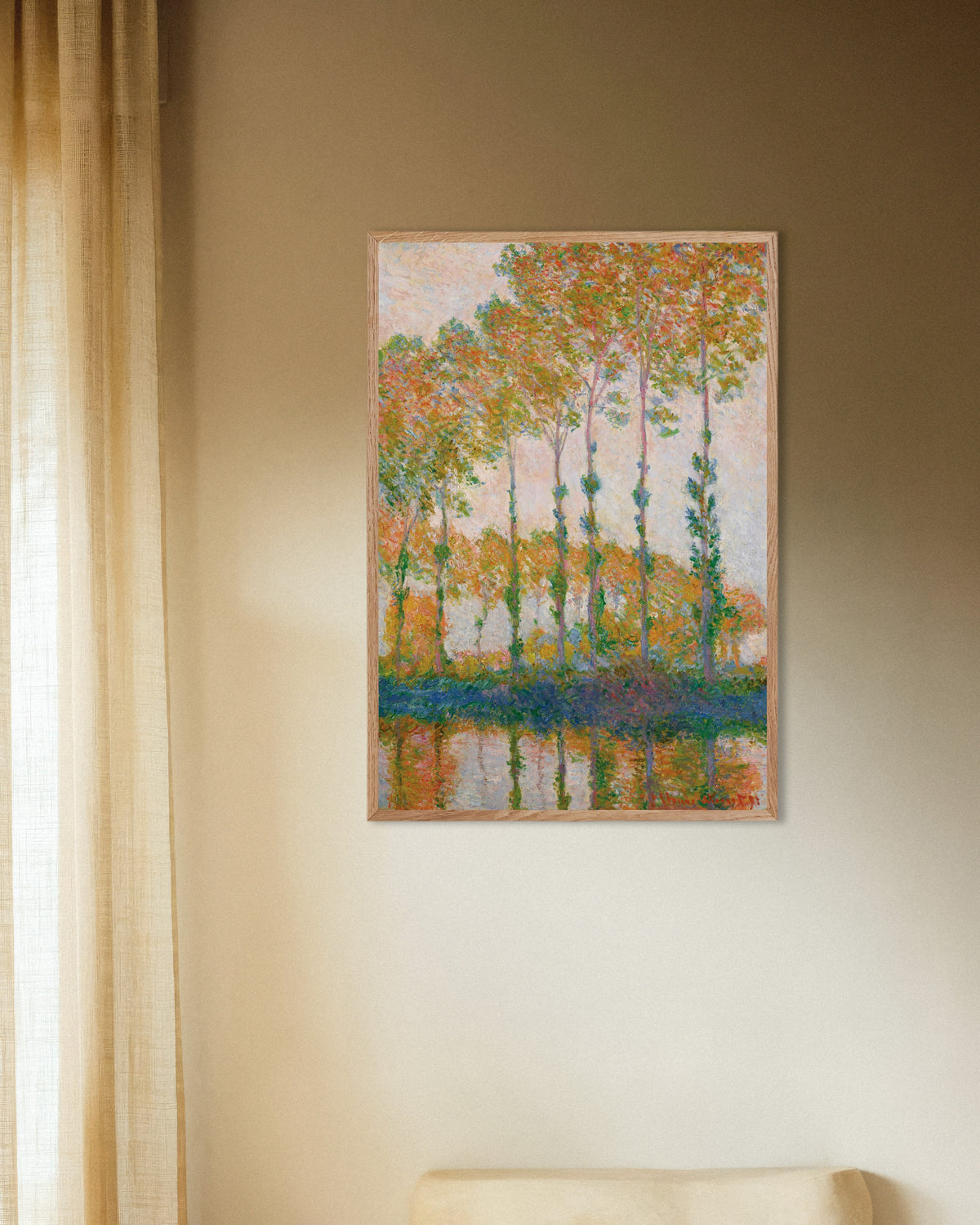 Plakat Popler ved Eptes bred, efterår (1891) af Claude Monet med ramme i naturtræ