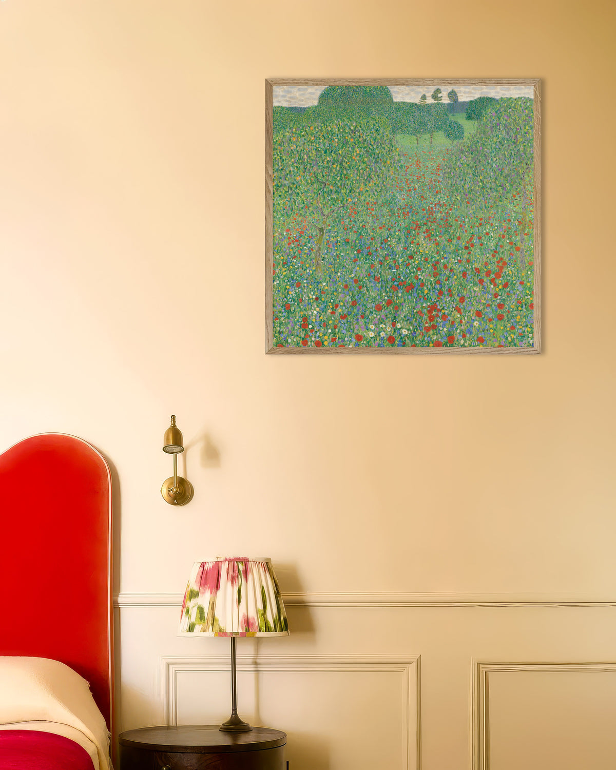 Plakat Valmuemark (1907) af Gustav Klimt med ramme i naturtræ