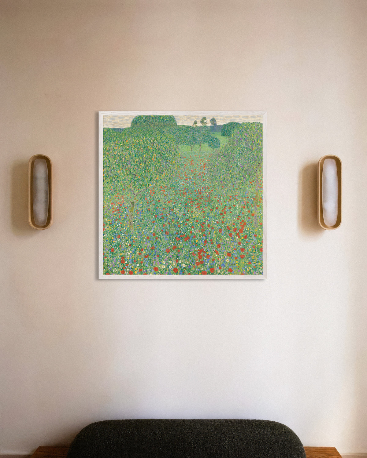 Plakat Valmuemark (1907) af Gustav Klimt med hvid træramme