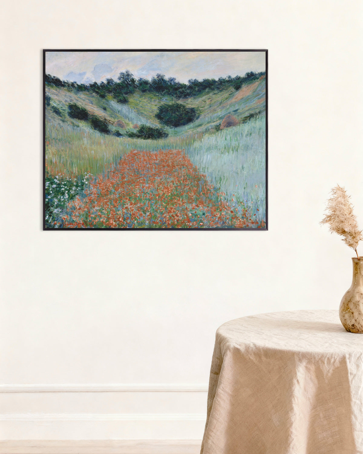 Plakat Valmuemark i en lavning nær Giverny (1885) af Claude Monet med metalramme