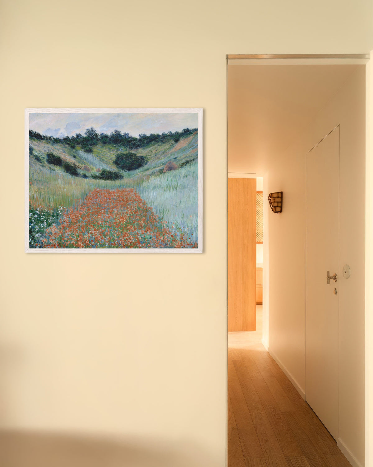 Plakat Valmuemark i en lavning nær Giverny (1885) af Claude Monet med hvid træramme