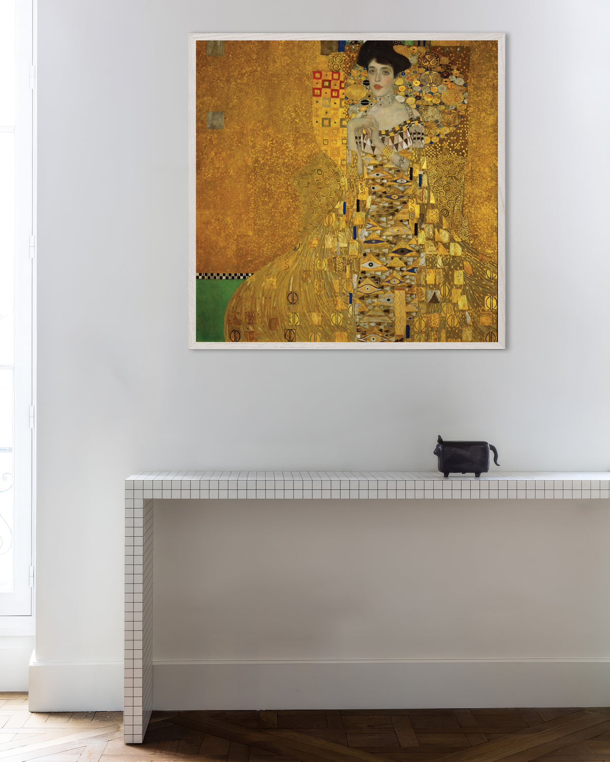 Plakat Portræt af Adele Bloch-Bauer I (1907) af Gustav Klimt med hvid træramme